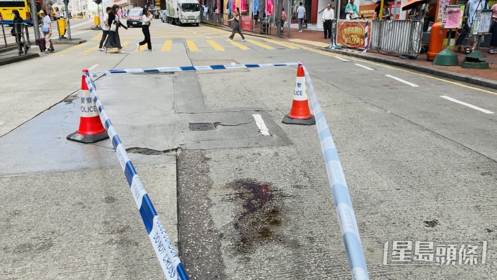 路面遺下大灘鮮血。