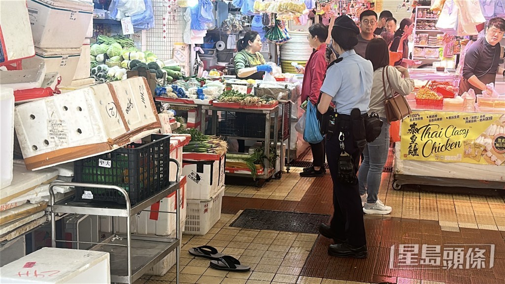 賊人在瑞和街街市棄下拖鞋。楊偉亨攝