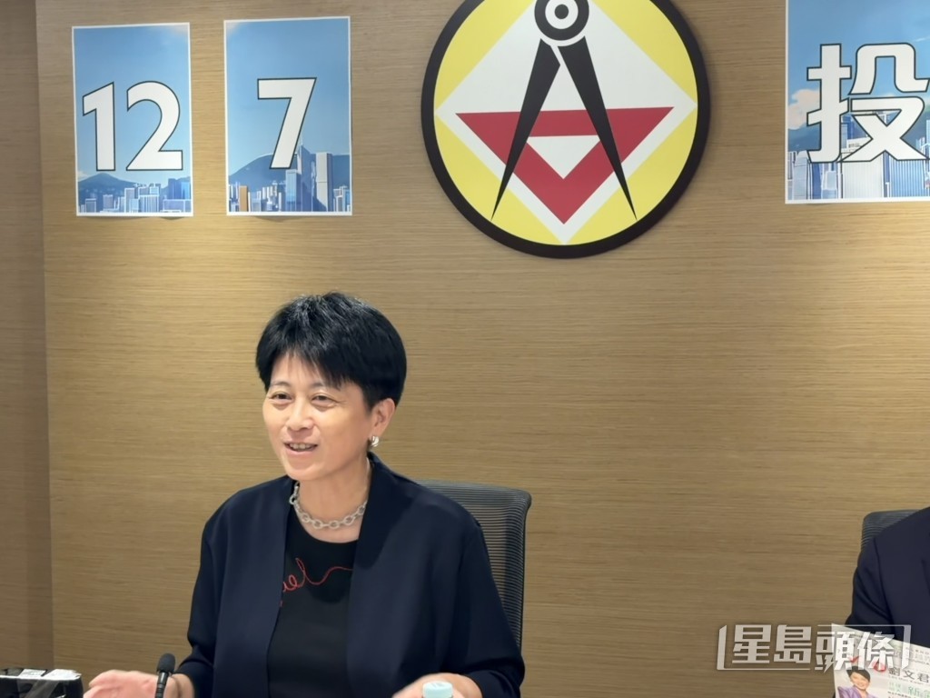 劉文君指自己累積三十年公職經驗，希望選民會用她的智慧。