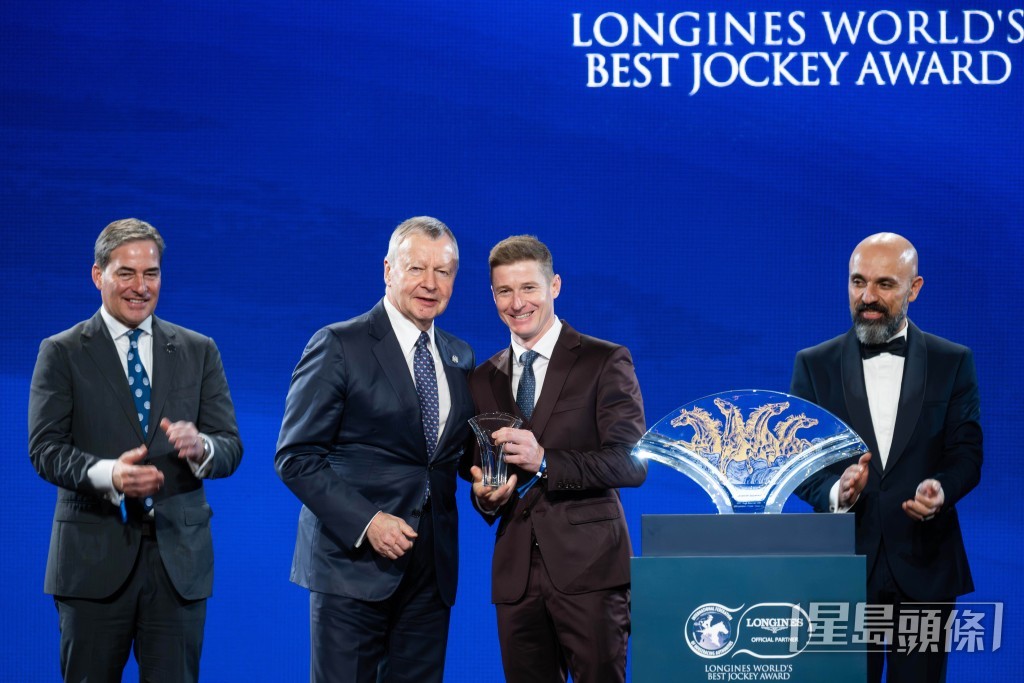 麥道朗與應家柏在歡迎晚宴的頒獎台上合照。 麥道朗與應家柏在歡迎晚宴的頒獎台上合照。