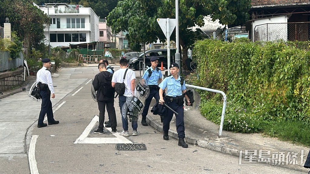 警員手持盾牌展開搜捕。劉漢權攝 警員手持盾牌展開搜捕。劉漢權攝