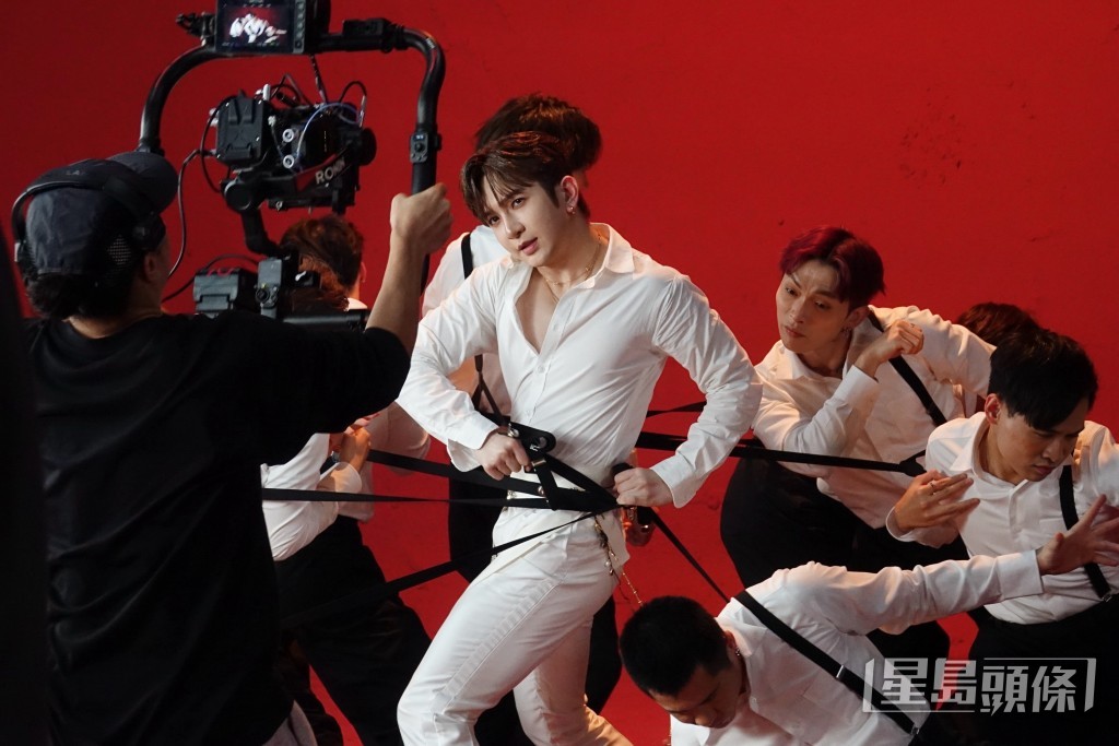 從舞蹈中展現紳士魅力。