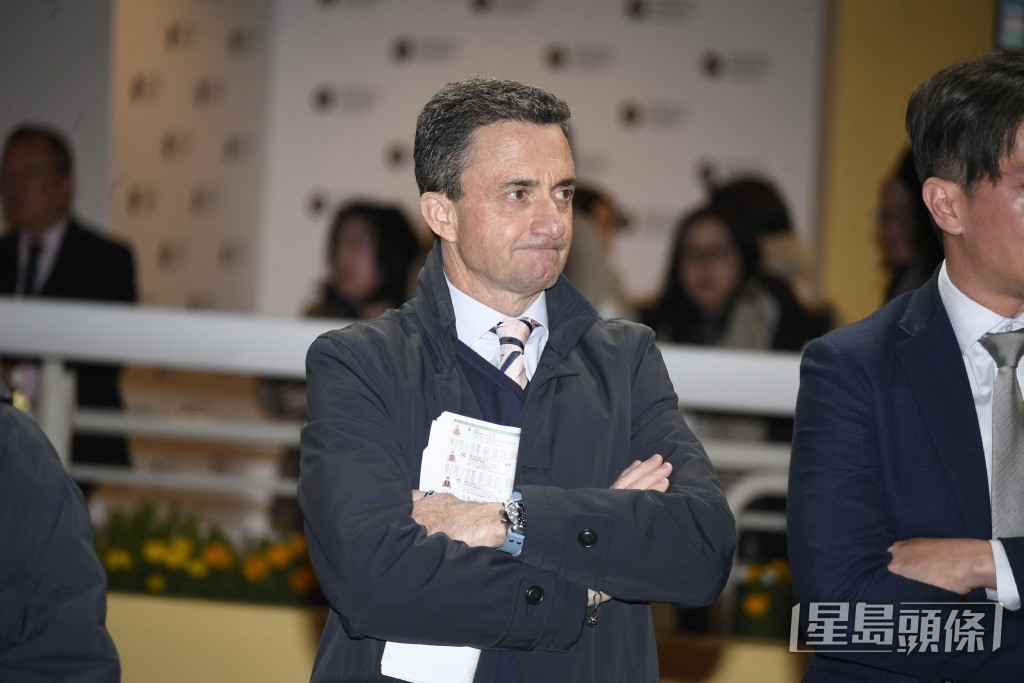 今朝韋達同梁家俊一度企定定傾談大計。