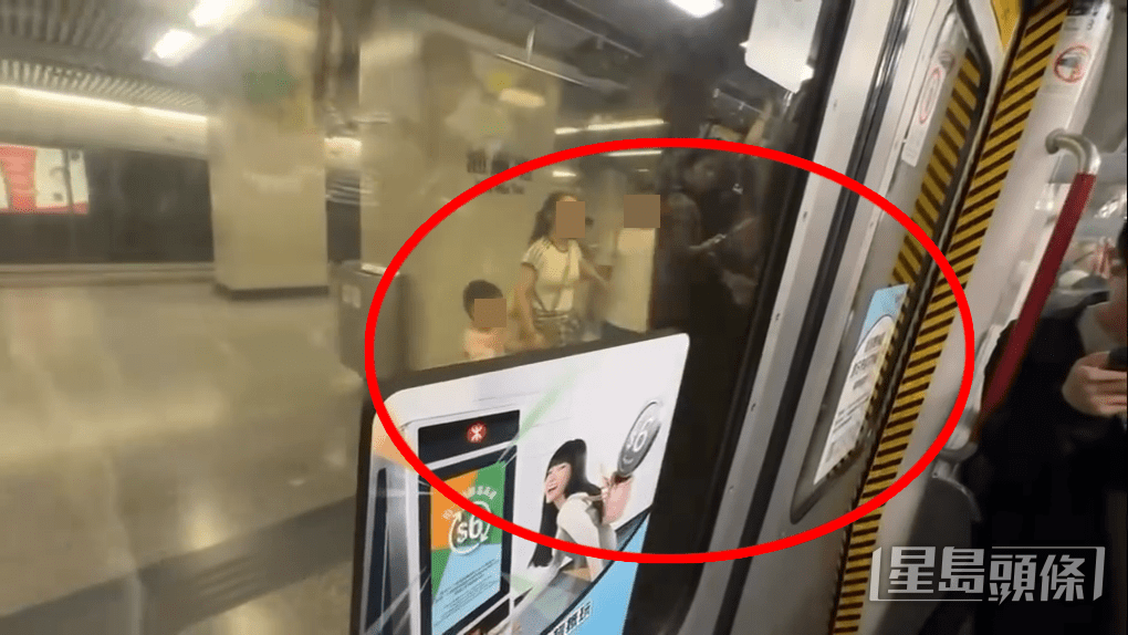 至於那位成功「衝門」的男子,則獨自在車廂中。(影片截圖Threads@v6b_zx4329、mtr__diary) 至於那位成功「衝門」的男子,則獨自在車廂中。(影片截圖Threads@v6b_zx4329、mtr__diary)