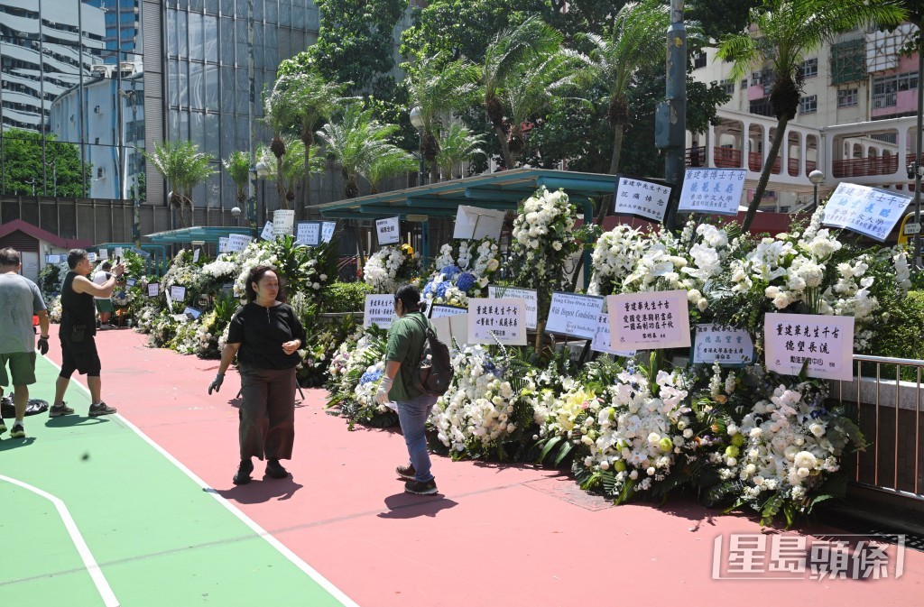 不少更需放置於殯儀館對面的渣華道籃球場。 不少更需放置於殯儀館對面的渣華道籃球場。