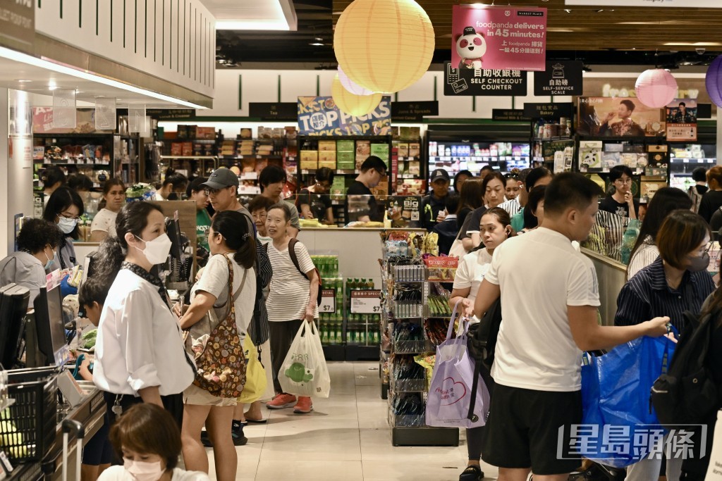 市民趕往超市掃貨。