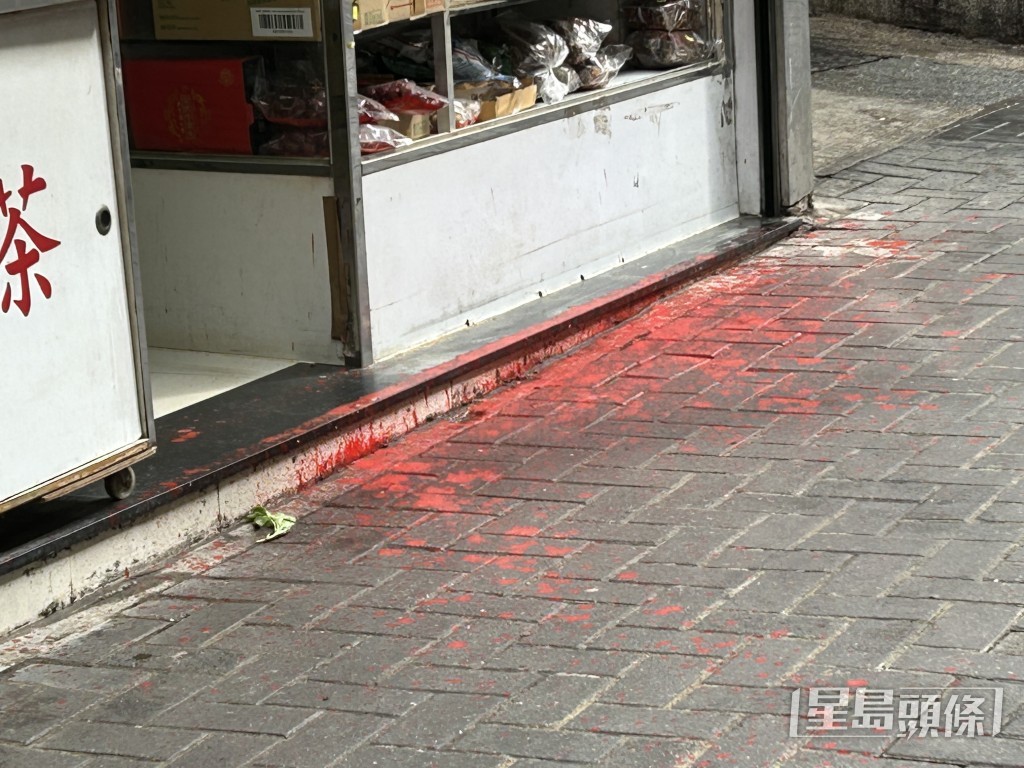 地面遺下油漬。林思明攝 地面遺下油漬。林思明攝