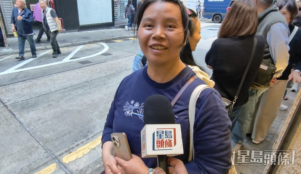 市民陳小姐打算碰一碰運氣,「聽講(士丹利街投注站)呢度最旺」。 市民陳小姐打算碰一碰運氣,「聽講(士丹利街投注站)呢度最旺」。