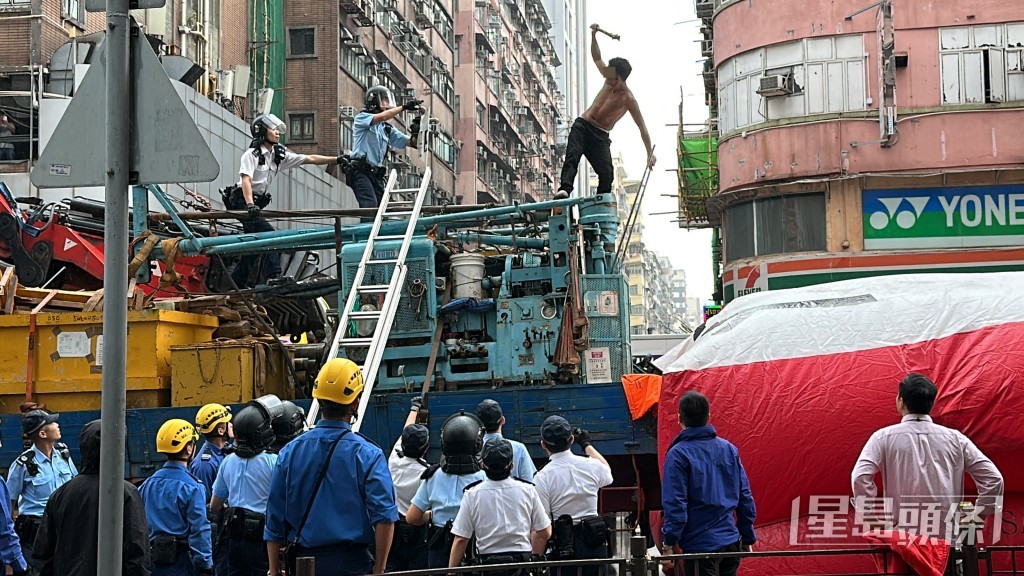 警員走近赤膊男。劉漢權攝