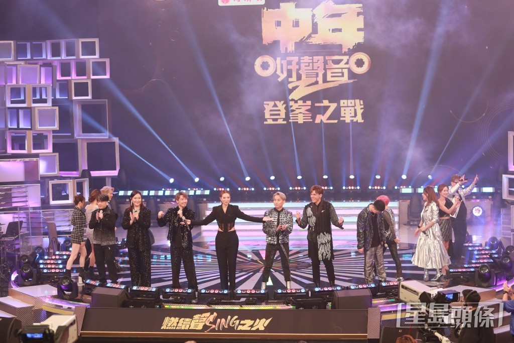 《中年好聲音2登峯之戰》決賽開場眾參賽者唱出《隆重登場》。 《中年好聲音2登峯之戰》決賽開場眾參賽者唱出《隆重登場》。