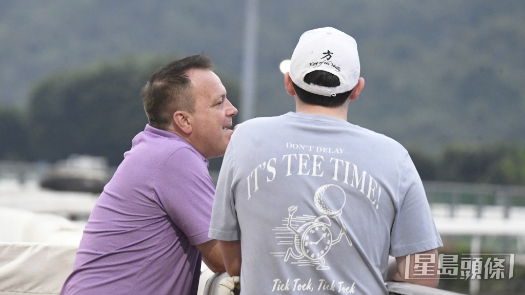 「川河帅驹」今朝到大圈加课，当时方嘉柏全程在栏边睇实显得极之瞩目。