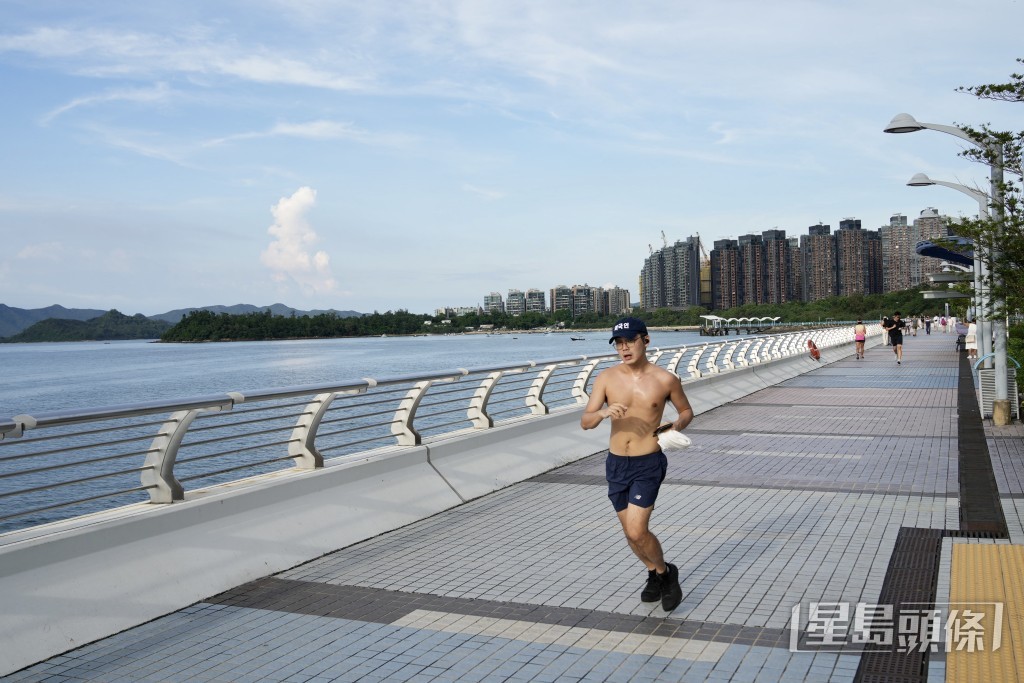 本港今日會受到「海葵」的下沉氣流影響，天氣酷熱。資料圖片