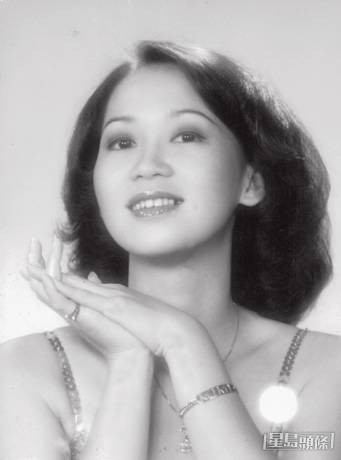 係索女一名。 係索女一名。