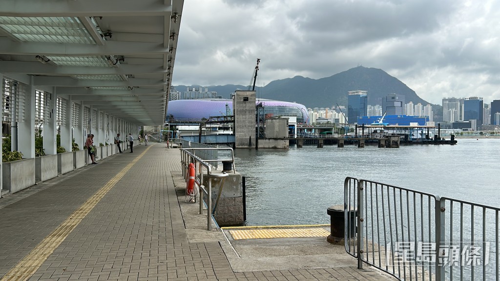 案發現場景雲街海心公園並不多途人。林思明攝 案發現場景雲街海心公園並不多途人。林思明攝