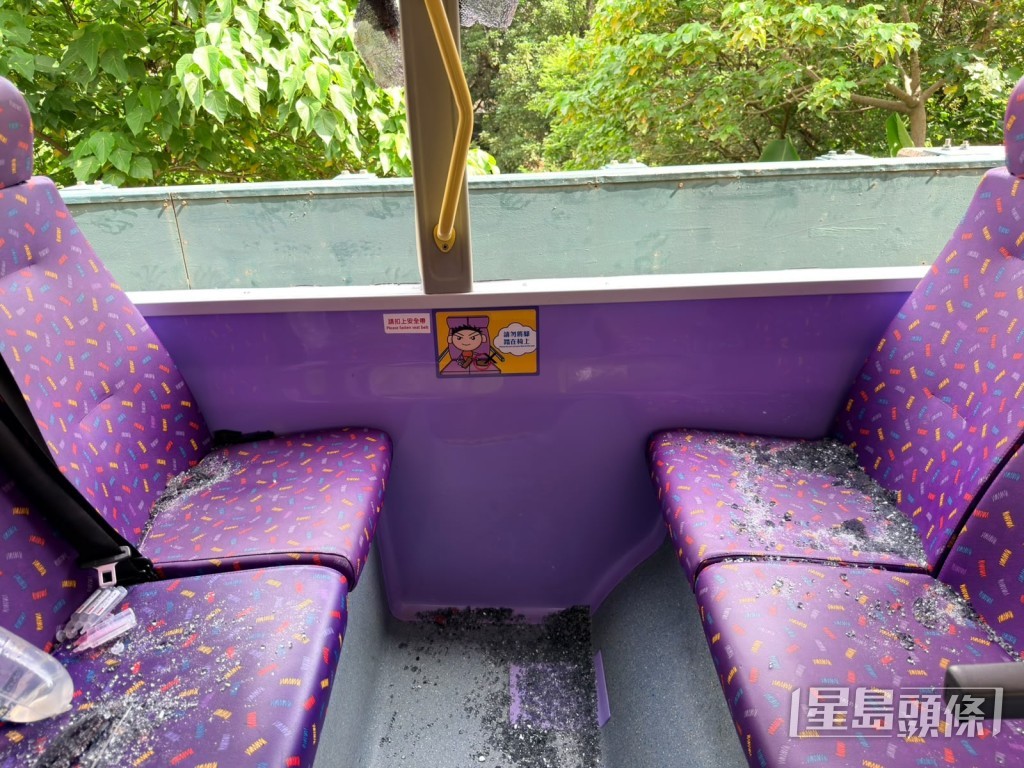 下層車廂座位遺下大堆玻璃碎。梁國峰攝 下層車廂座位遺下大堆玻璃碎。梁國峰攝