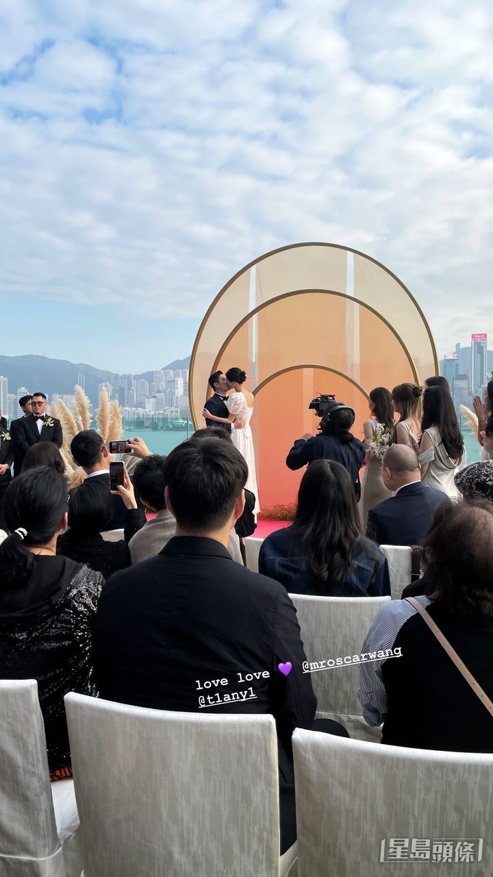 賓客都為一對新人感高興。 賓客都為一對新人感高興。