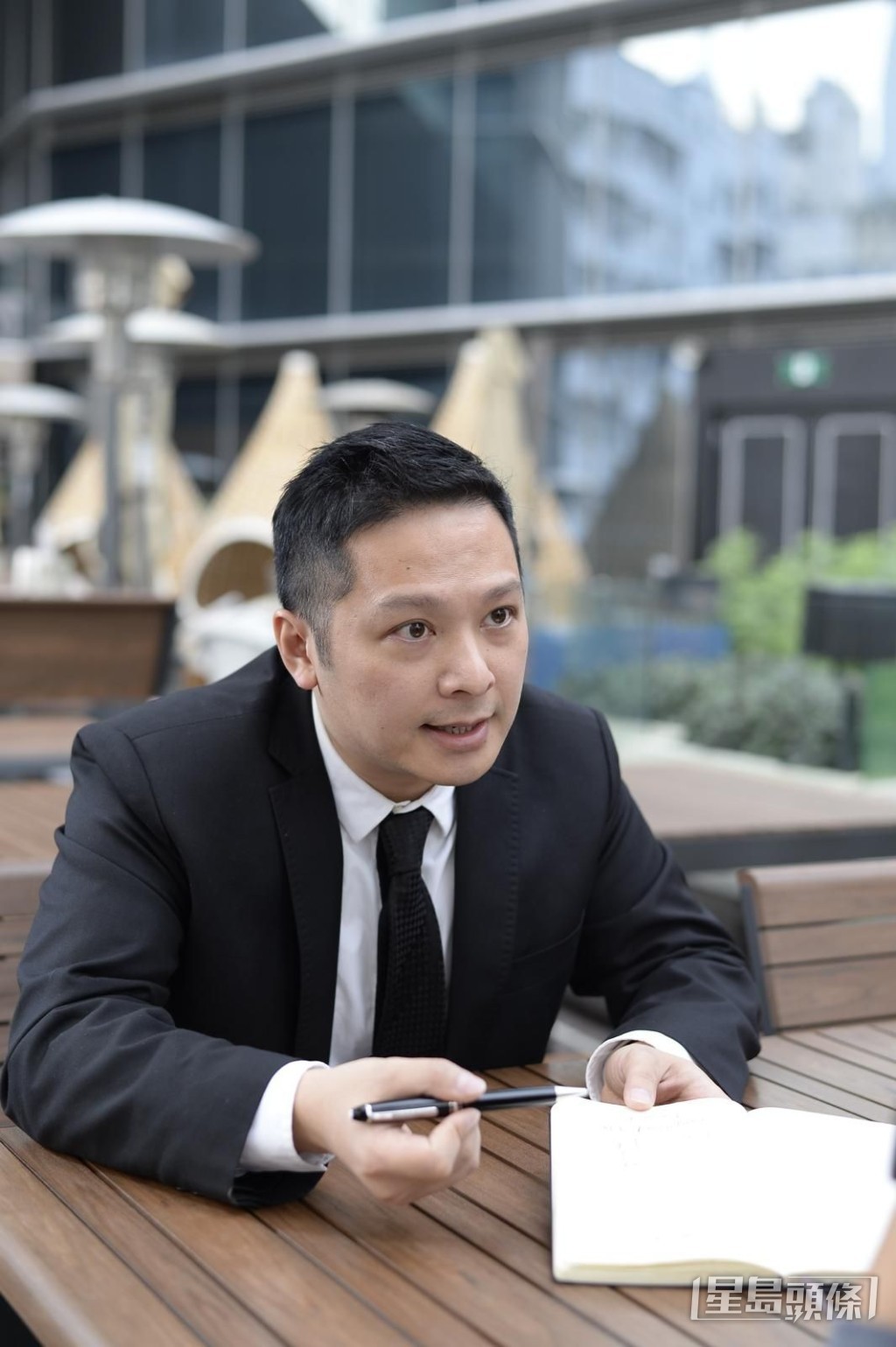 邓一君现职要保持敦厚形象。