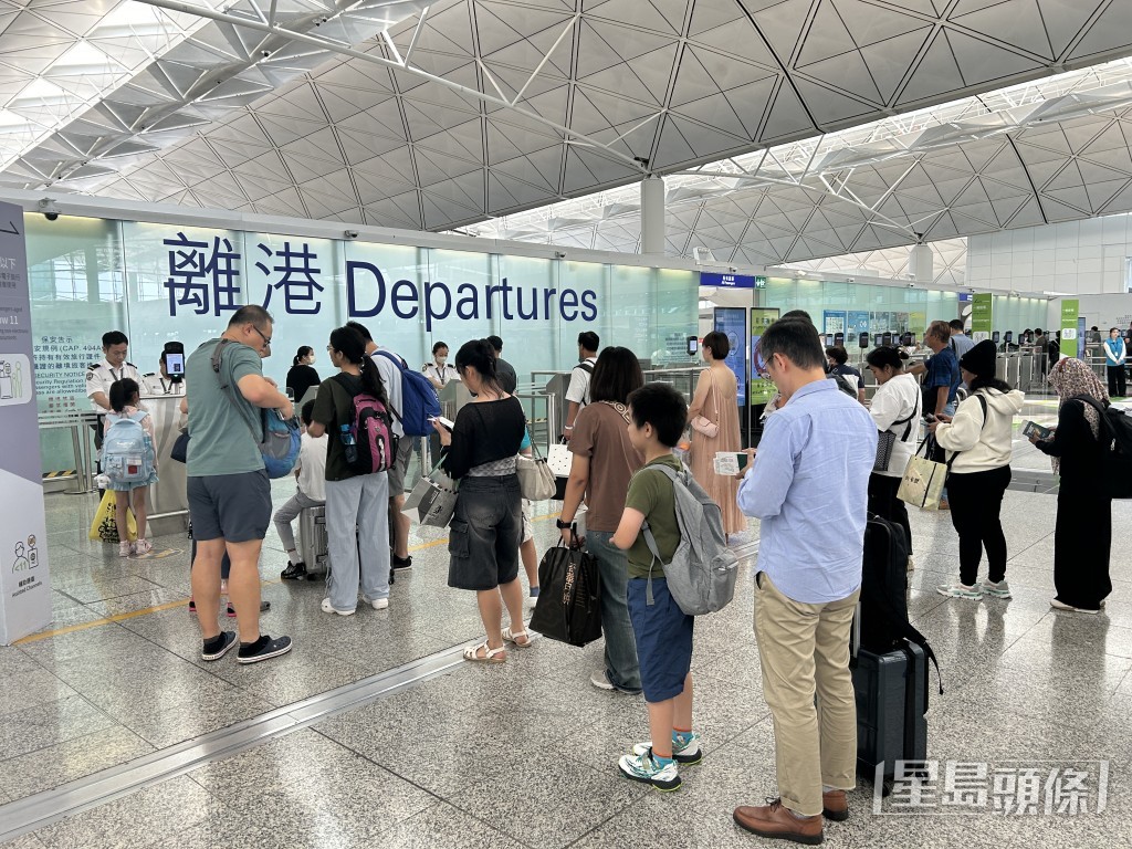 機場排滿離境旅客。 機場排滿離境旅客。