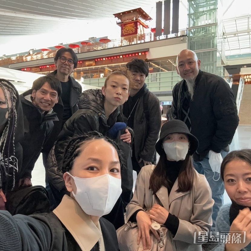 出發到香港前，中島美嘉在日本機場大合照，包括結他手老公馬谷勇(後右一)