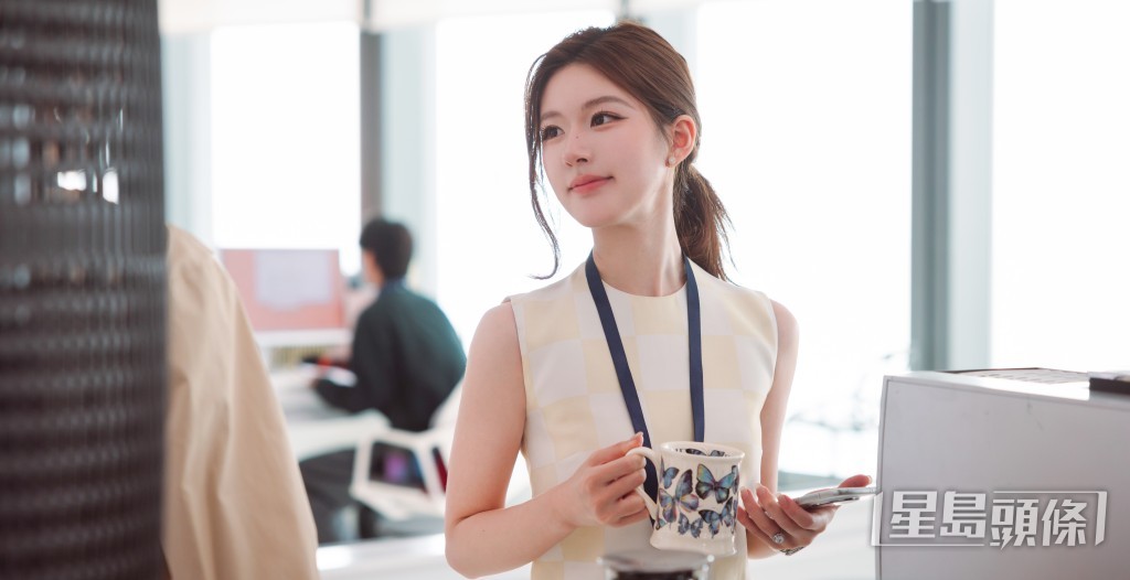趙露思飾演許妍。