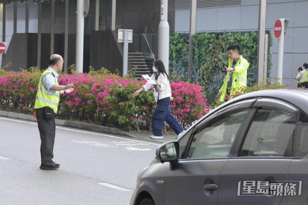 现场有工作人员维持秩序。