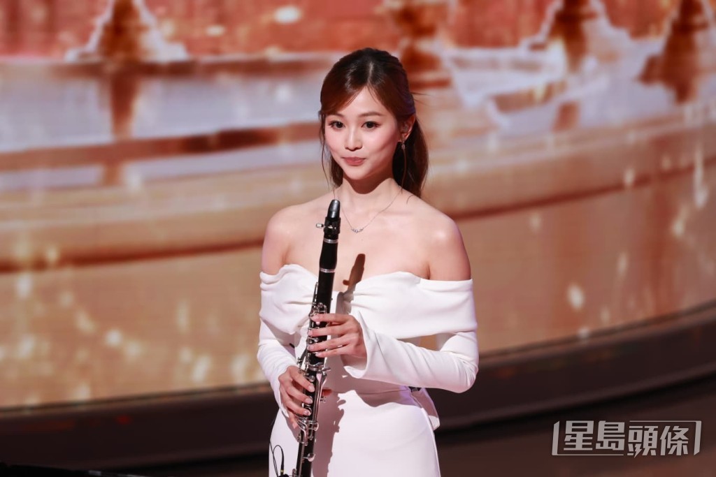 郭柏妍手持單簧管甜笑亮相，仙氣十足。