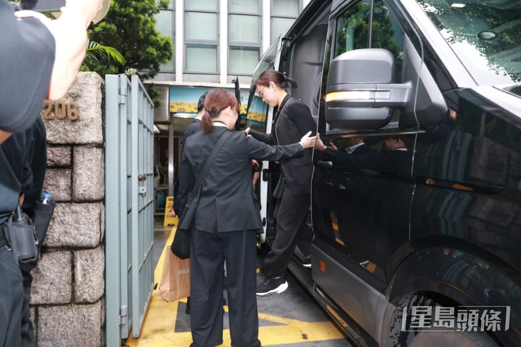 「King Sir」鍾景輝靈柩由其家人陪同下移入禮堂。