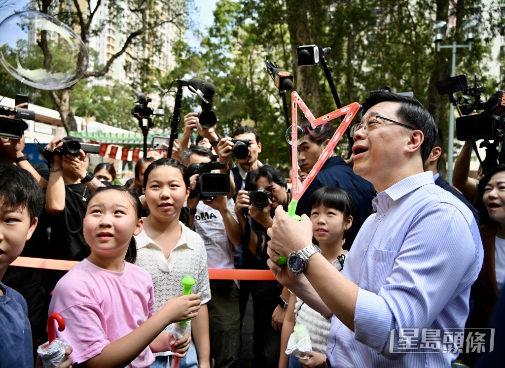 李家超与小朋友一齐吹肥皂泡。苏正谦摄