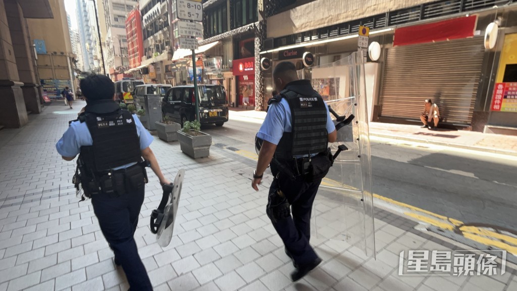 警員身穿戰術背心及手持長盾到場。蔡楚輝攝