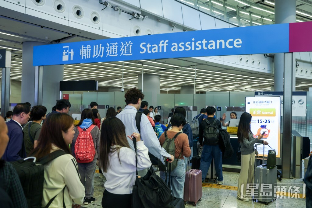 臨近農曆新年,本港各出入境管制站極為繁忙。何家豪攝 臨近農曆新年,本港各出入境管制站極為繁忙。何家豪攝