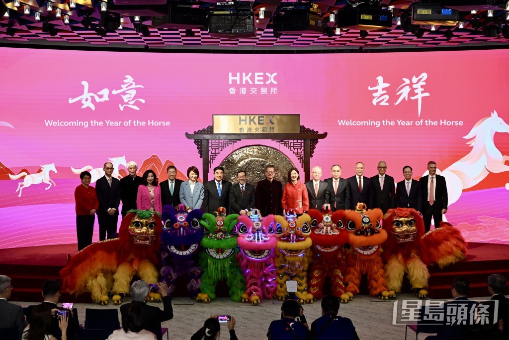 港交所今早舉行馬年首個交易日開市儀式。 劉駿軒 攝 港交所今早舉行馬年首個交易日開市儀式。 劉駿軒 攝