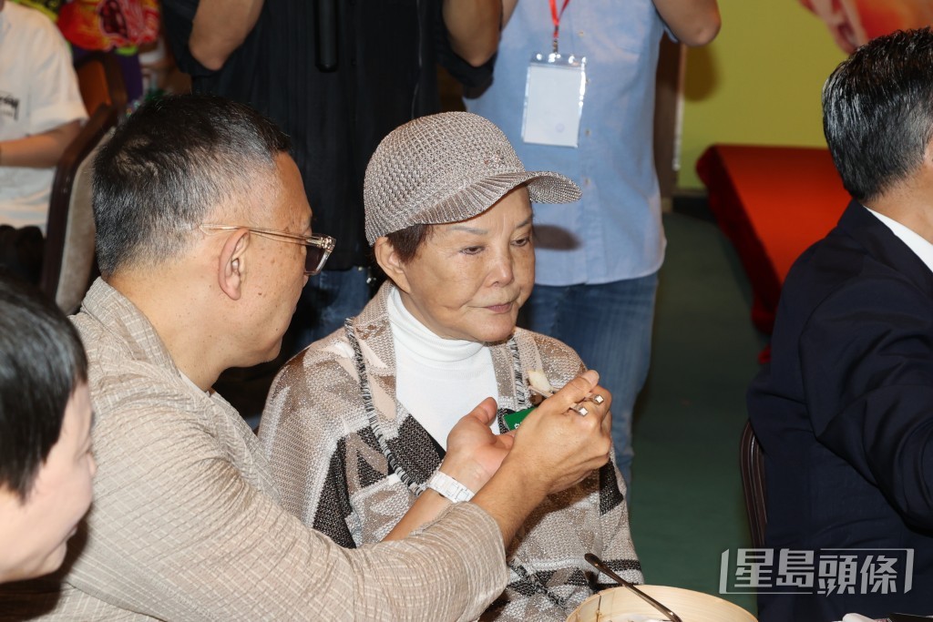 謝偉俊貼心照顧白姐姐。