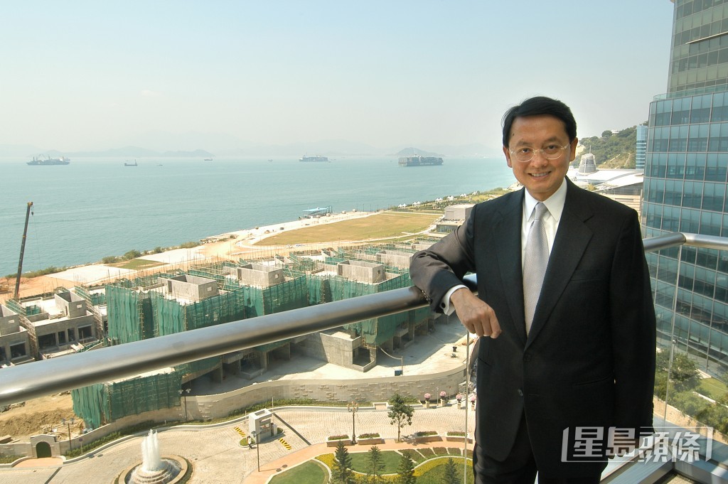 李朗怡的爸爸是李泽楷的“头马”，又是盈大地产的主席李智康，身家“亿亿声”。