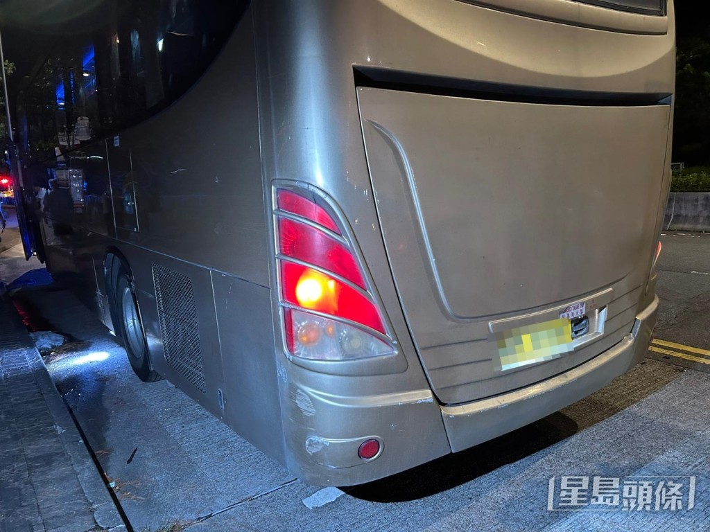 旅遊巴停泊在路邊,車身有多處刮損痕跡。 旅遊巴停泊在路邊,車身有多處刮損痕跡。