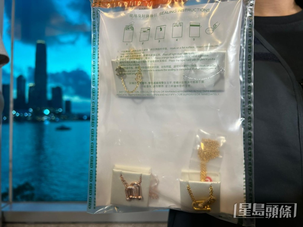 海關共檢獲21件共約值3萬元的冒牌首飾。 海關共檢獲21件共約值3萬元的冒牌首飾。