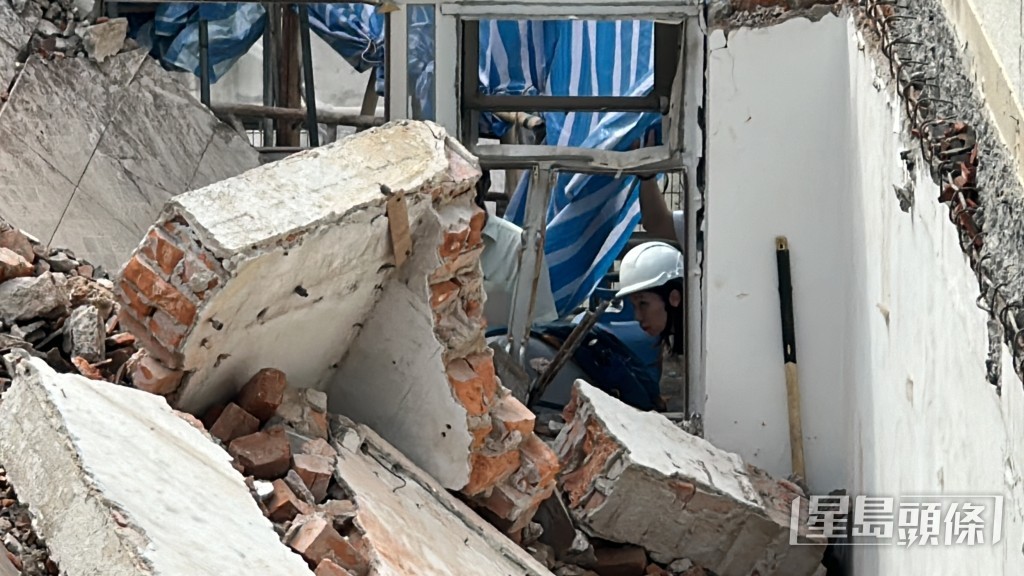石屎牆倒塌磚頭墮下壓住工人下半身。梁國峰攝 石屎牆倒塌磚頭墮下壓住工人下半身。梁國峰攝