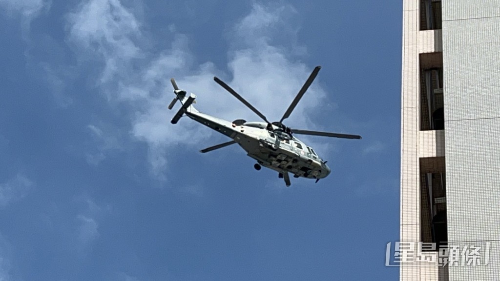 行山不適男子由直升機送院治理。楊偉亨攝 行山不適男子由直升機送院治理。楊偉亨攝