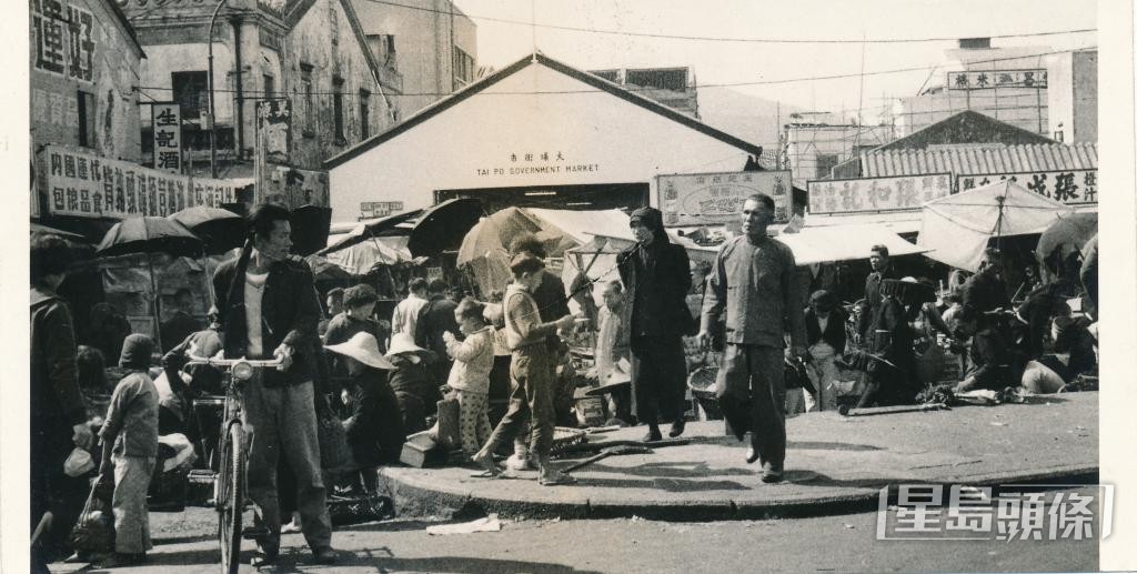 香港墟市历史悠久，曾是市民摆卖与采购日用品的集中地。