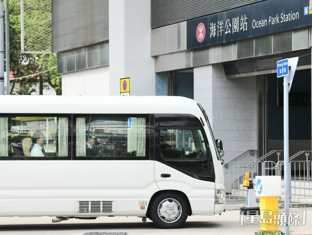 行政長官李家超陪同夏寶龍參觀海洋公園。何健勇攝 行政長官李家超陪同夏寶龍參觀海洋公園。何健勇攝