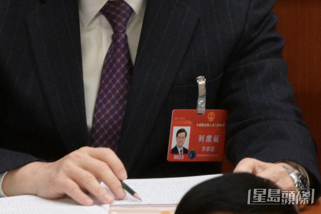 李家超今年列席证号码是“0023”。苏正谦摄