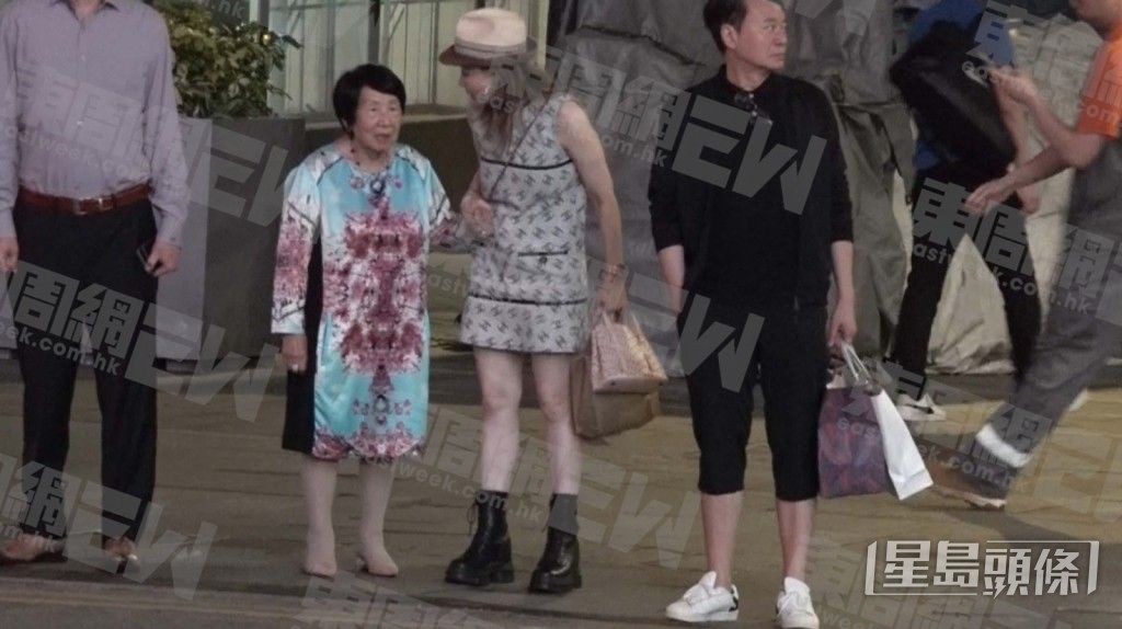 之前《東周刊》獨家拍到吳君如胞弟吳君祥(右)與新歡約同媽媽冬嬸(左)在中環與圈中好友飯敍。 之前《東周刊》獨家拍到吳君如胞弟吳君祥(右)與新歡約同媽媽冬嬸(左)在中環與圈中好友飯敍。