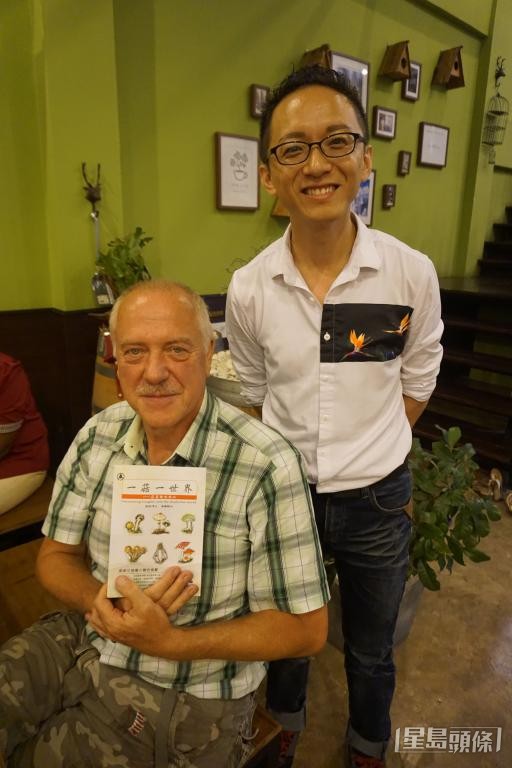 邓铭泽早年曾出版《一菇一世界》，并专程飞到国外赠书给Kevin Hyde教授，感谢对方的教导。 受访者提供