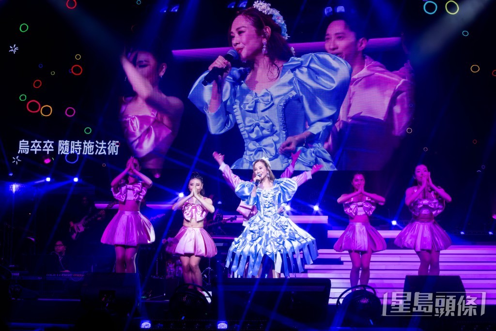 松松唱《小時候》、《跳飛機》、《烏卒卒》等兒歌。