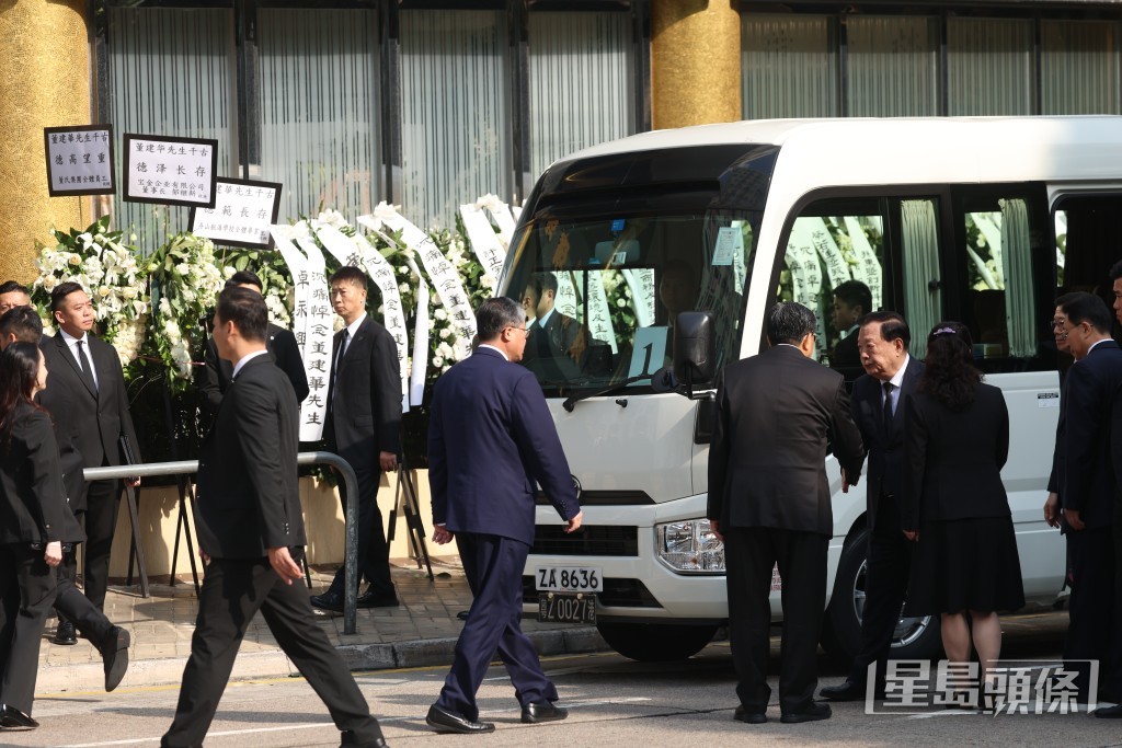 治丧委员会副主任夏宝龙(右四面向镜头者)。 治丧委员会副主任夏宝龙(右四面向镜头者)。