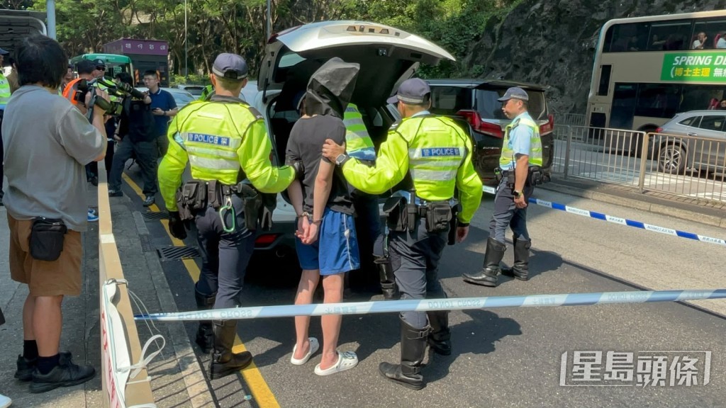 司機被蒙頭帶走。楊偉亨攝 司機被蒙頭帶走。楊偉亨攝