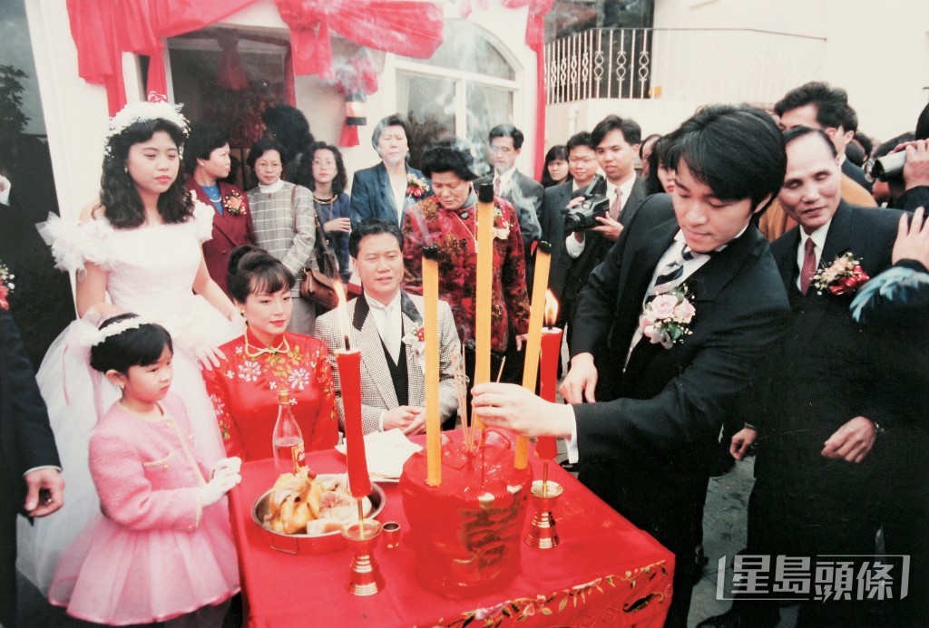 當年有周星馳做首席伴朗，婚禮更是由TVB現場直播，成為城中大事。