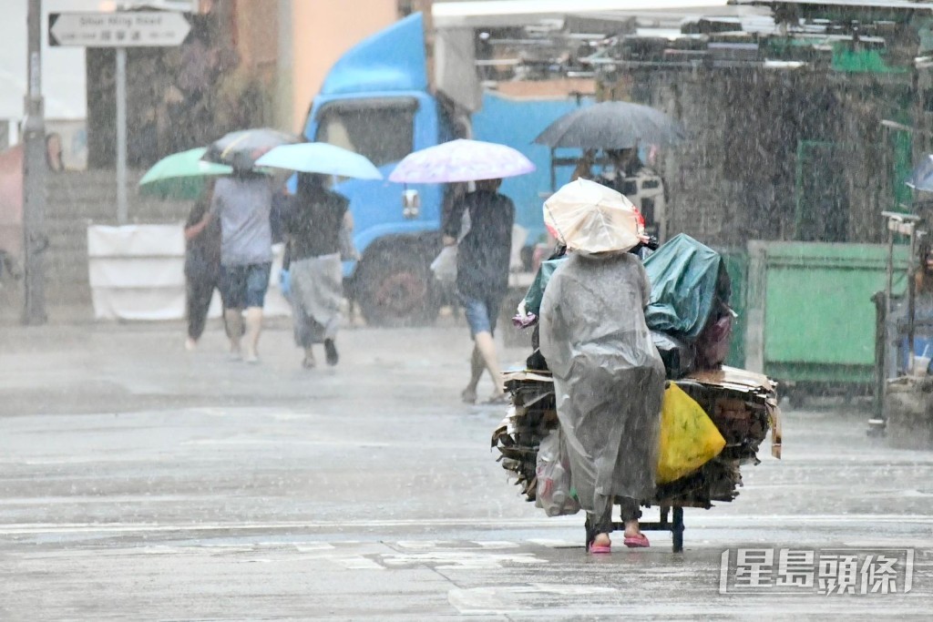 黑雨警告讯号现在生效。卢江球摄 黑雨警告讯号现在生效。卢江球摄