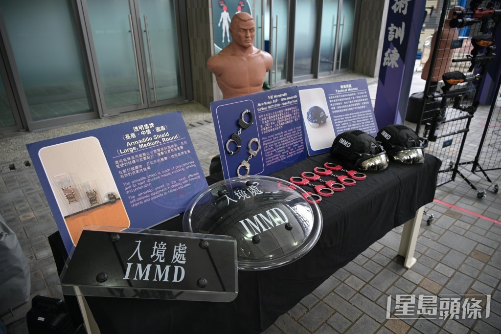 在戰術訓練場地可以看到胡椒球槍等不同槍械、面具、戰術頭盔等裝備。蘇正謙攝