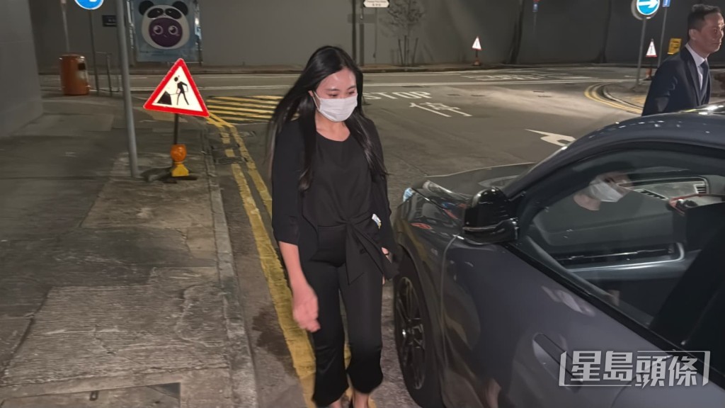 凌晨約12時半,兩名律師離開警署,未有回答記者提問。黎志偉攝 凌晨約12時半,兩名律師離開警署,未有回答記者提問。黎志偉攝