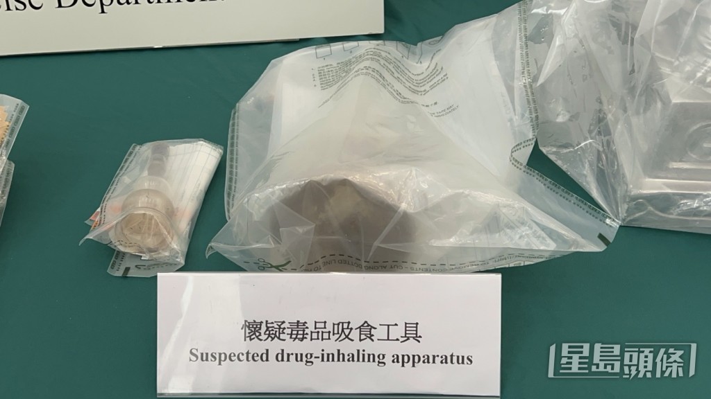 人员在中西区一住宅单位检获毒品吸食工具。杨伟亨摄